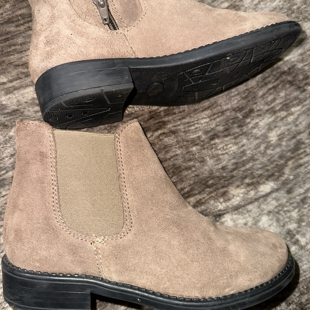 Girls booties size 32 (1us)